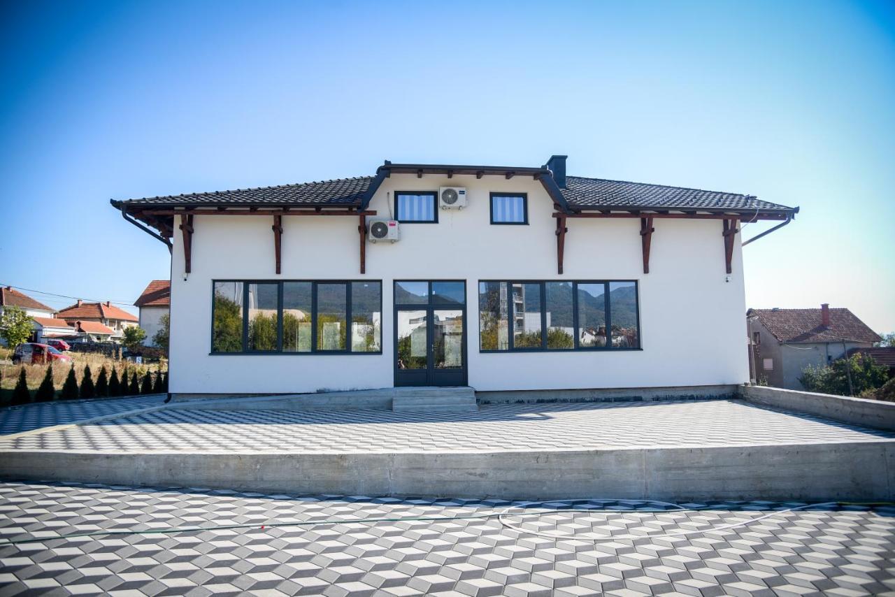 Prenociste Adria Aparthotel Vranje Buitenkant foto